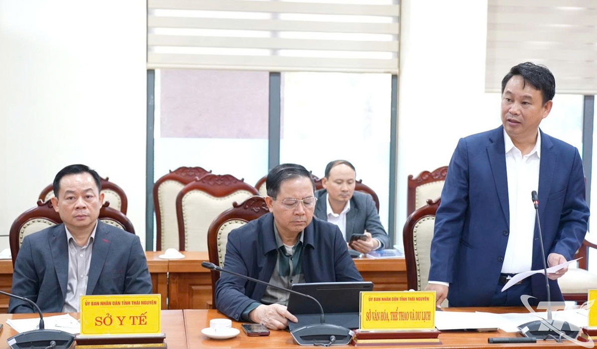 Các sở, ngành, đơn vị phát biểu ý kiến tại cuộc họp.