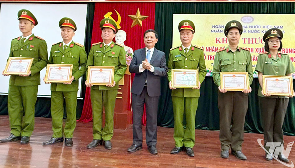 Đồng chí Lê Quang Huy, Giám đốc Ngân hàng Nhà nước Khu vực 5, trao Giấy khen cho tập thể Đội Cảnh sát Bảo vệ mục tiêu (Phòng Cảnh sát cơ động) và 5 cá nhân có thành tích xuất sắc trong công tác hỗ trợ ứng phó cơn bão số 11