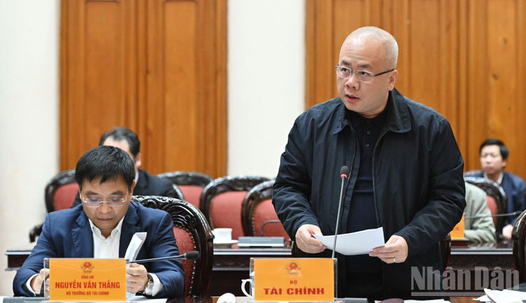 L&atilde;nh đạo Bộ T&agrave;i ch&iacute;nh ph&aacute;t biểu &yacute; kiến tại phi&ecirc;n họp.
