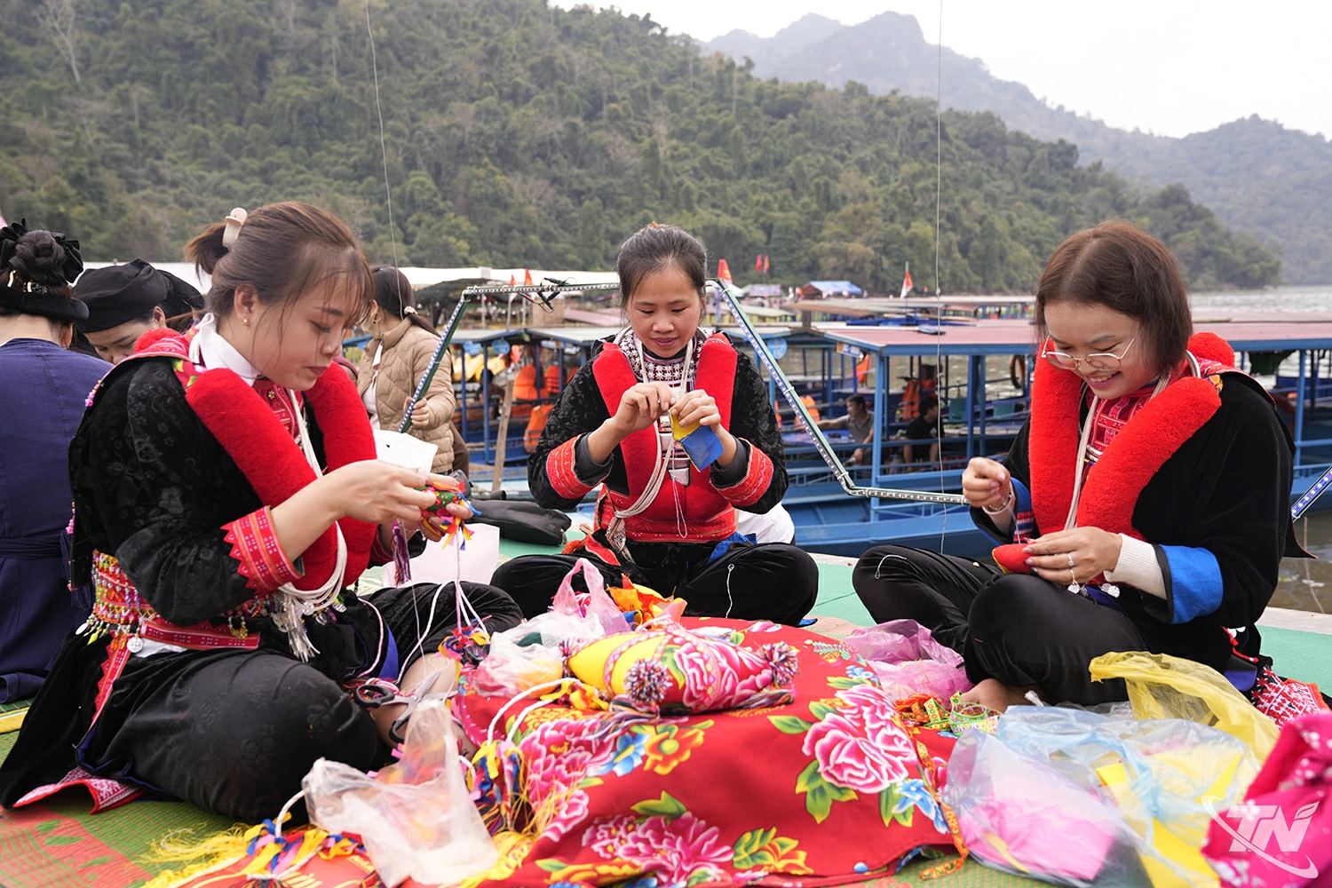 Hoạt động thi khâu còn tại lễ hội Lồng tồng Ba Bể.