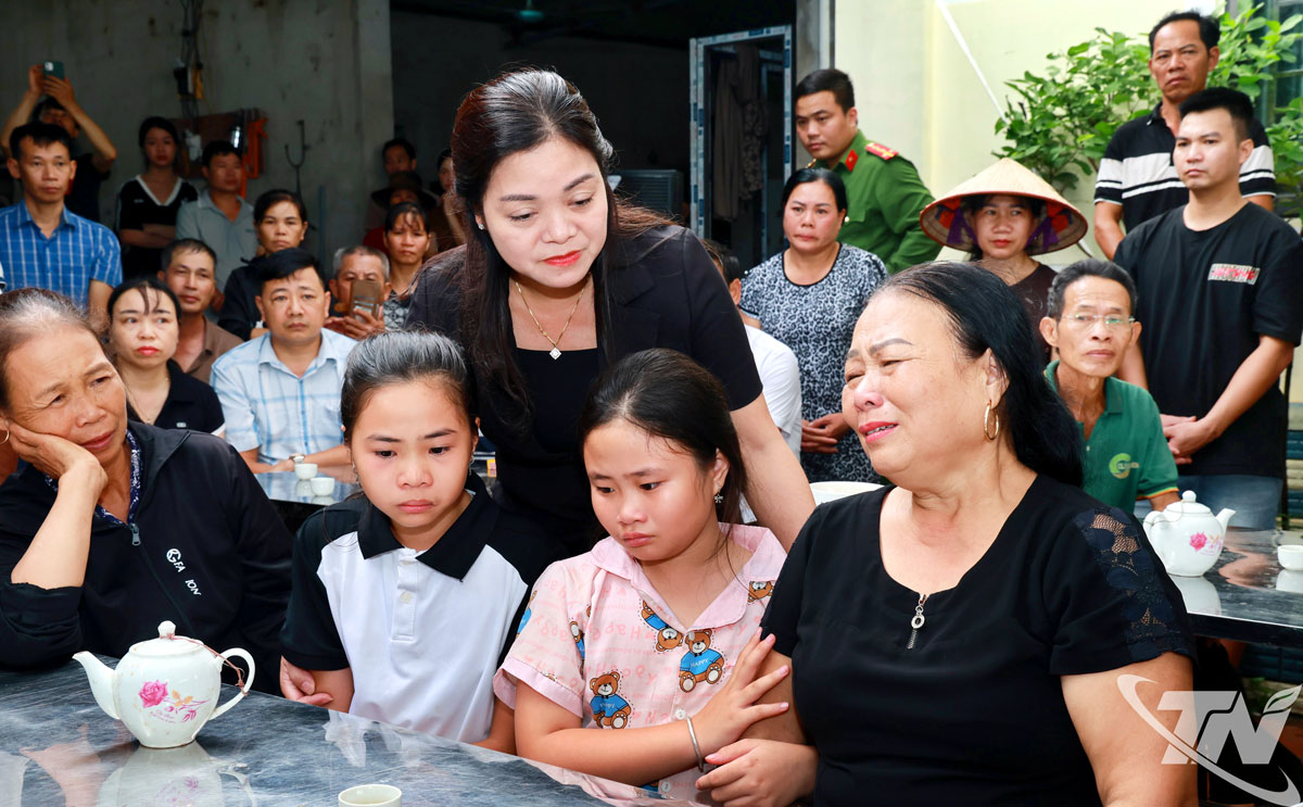 Đồng chí Phó Chủ tịch UBND tỉnh Nguyễn Thị Loan thăm hỏi động viên gia đình anh Phan Văn Thành, Tổ trưởng lực lượng tham gia bảo vệ an ninh trật tự cơ sở xóm Xuân Hà 1, xã Thành Công không may tử vong khi cứu người bị đuối nước.