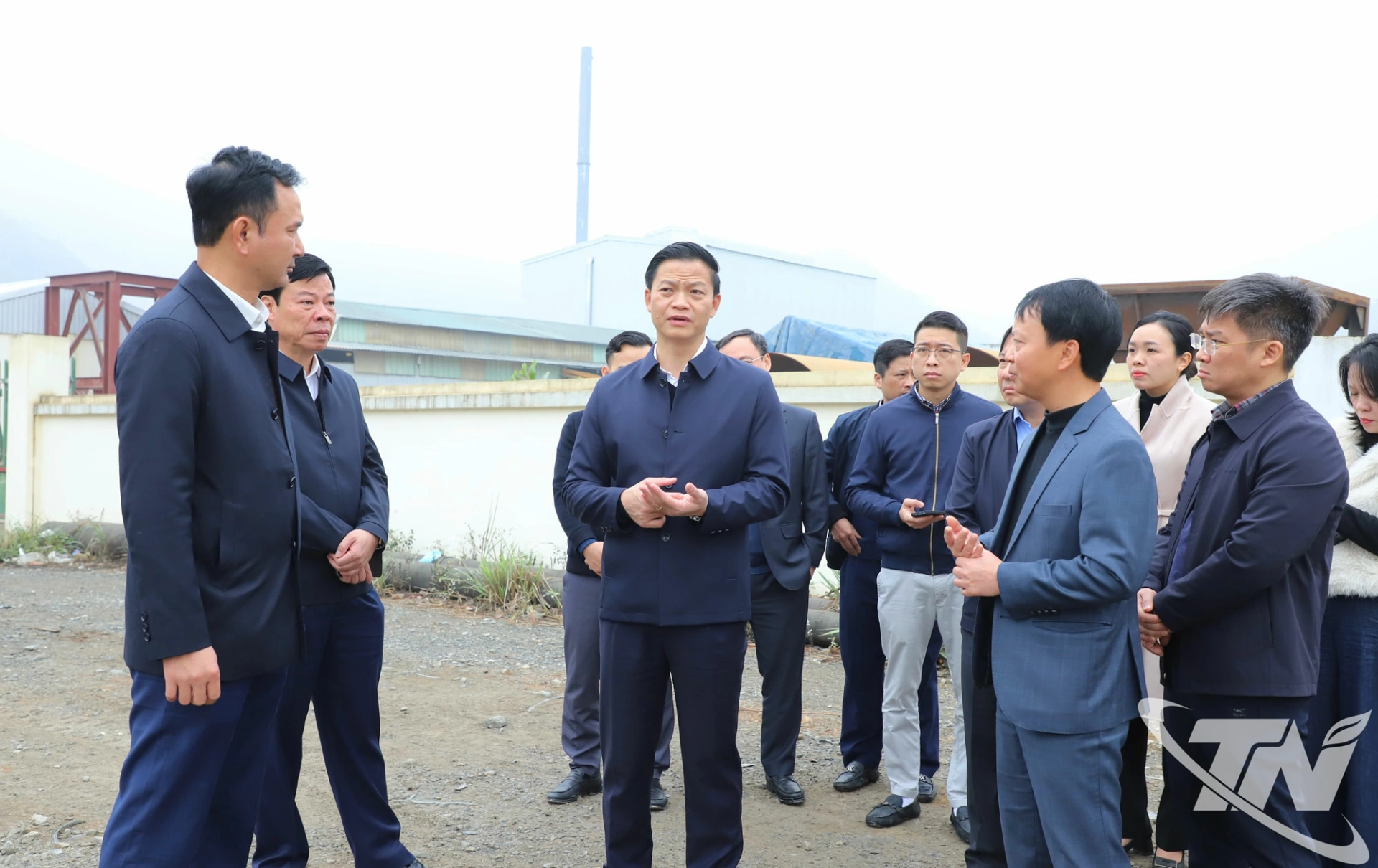 Đồng ch&iacute; Chủ tịch UBND tỉnh Vương Quốc Tuấn kiểm tra một số dự &aacute;n hạ tầng giao th&ocirc;ng tr&ecirc;n địa b&agrave;n x&atilde; Quang Sơn.