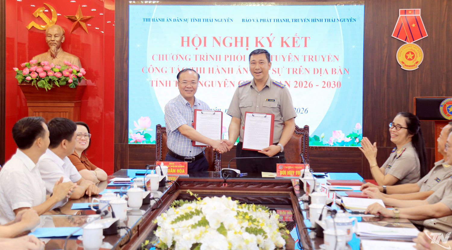 Lãnh đạo hai đơn vị ký kết Chương trình phối hợp.