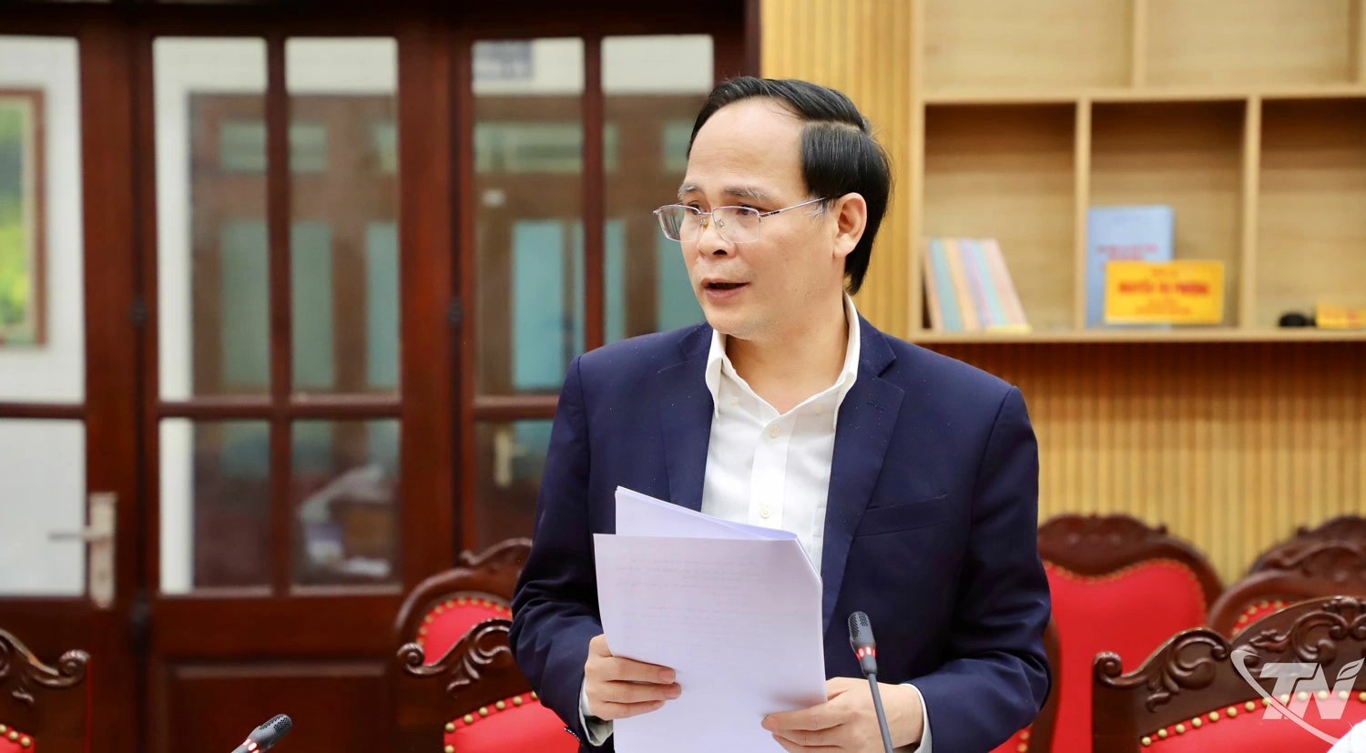 Đồng chí Nguyễn Linh, Ủy viên Ban Thường vụ Tỉnh ủy, Phó Chủ tịch UBND tỉnh, phát biểu ý kiến tại Hội nghị.