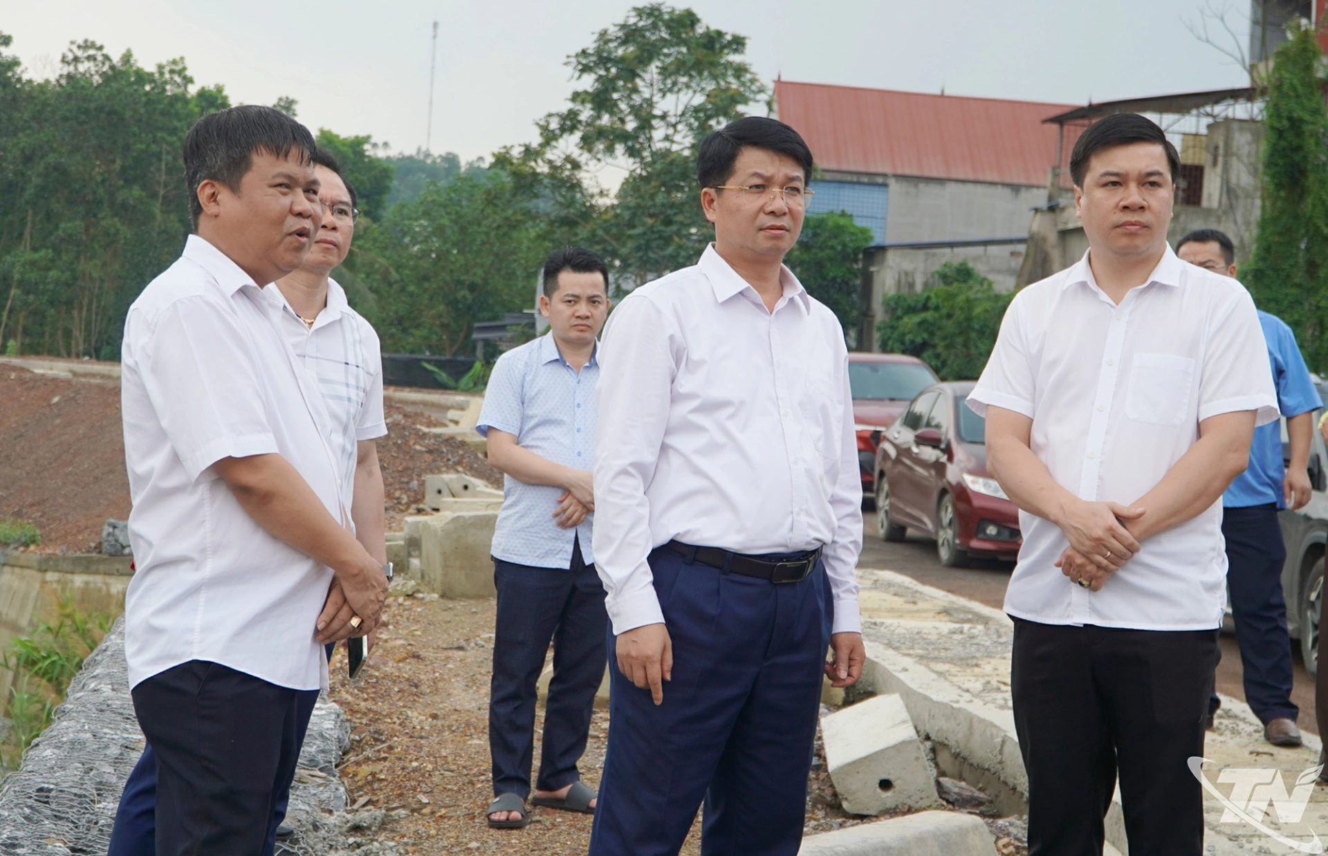 Đồng chí Nông Quang Nhất, Phó Chủ tịch UBND tỉnh kiểm tra thực địa dự án.