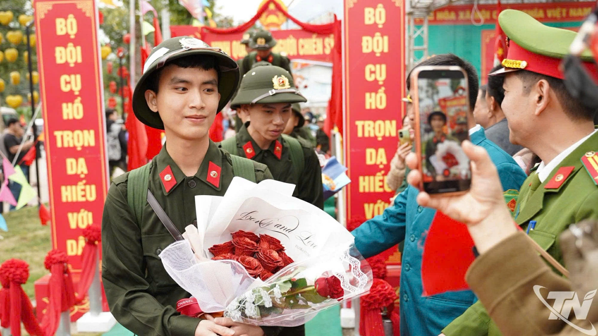 Tân binh lên đường làm nhiệm vụ bảo vệ Tổ quốc.