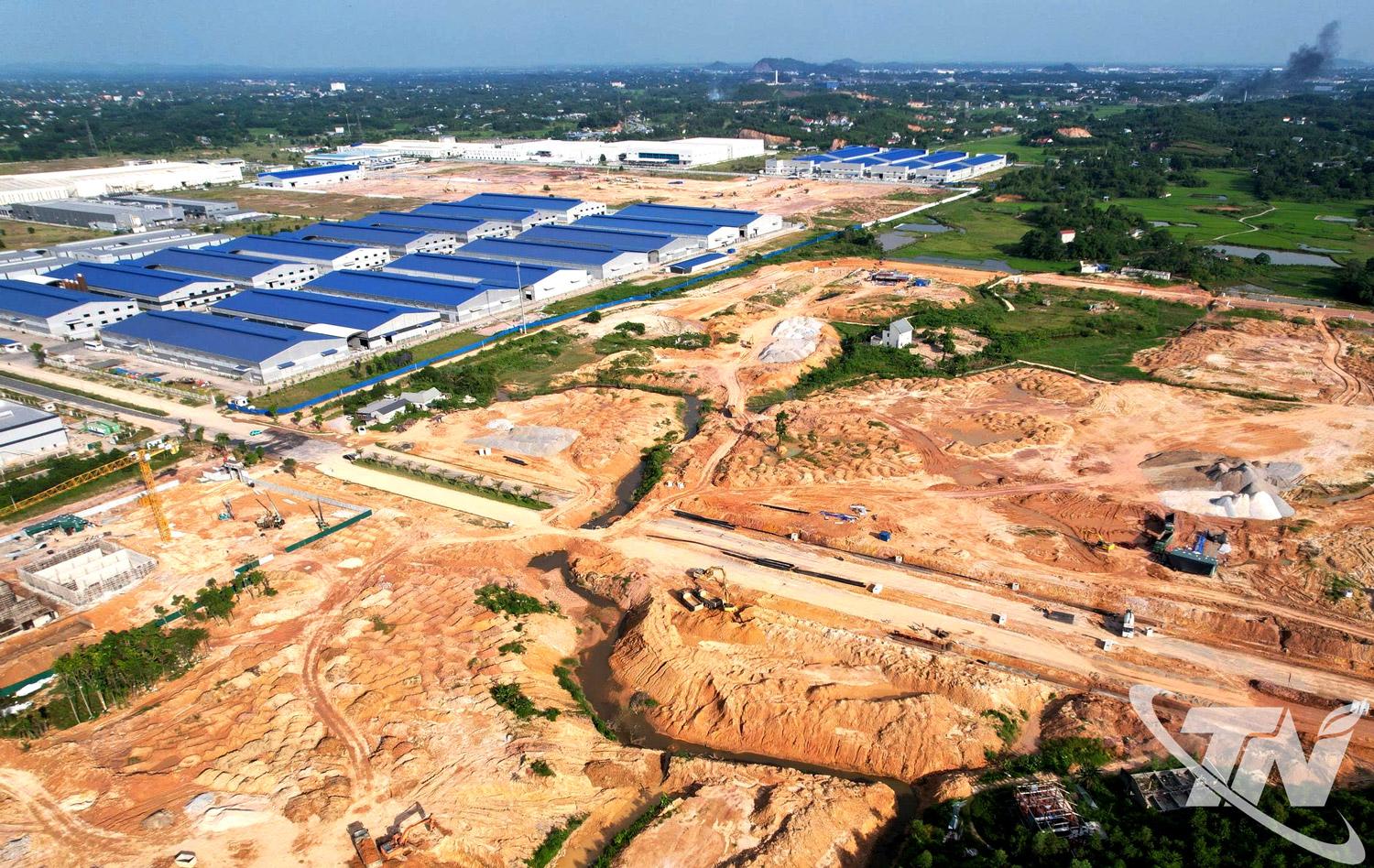 Để đạt mục tiêu tăng trưởng hai con số, tỉnh Thái Nguyên xác định nhiệm vụ trọng tâm là đẩy nhanh tiến độ quy hoạch các khu, cụm công nghiệp; tăng tốc giải phóng mặt bằng, tạo quỹ đất sạch thu hút các nhà đầu tư. Trong ảnh: Dự án Khu công nghiệp Sông Công II (giai đoạn 2) đang được khẩn trương giải phóng mặt bằng.