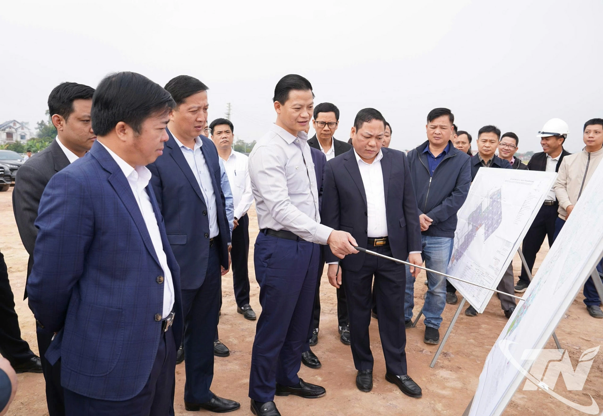 Đồng chí Vương Quốc Tuấn, Ủy viên Trung ương Đảng, Chủ tịch UBND tỉnh kiểm tra, đôn đốc tiến độ các dự án khu công nghiệp phía Nam của tỉnh.