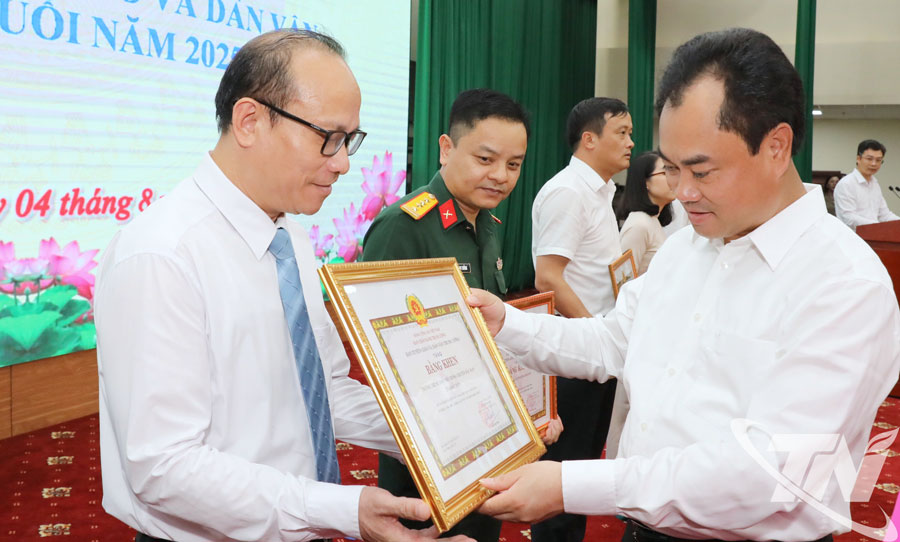 Đồng chí Bí thư Tỉnh ủy Trịnh Việt Hùng trao Bằng khen của Ban Tuyên giáo và Dân vận Trung ương cho 2 tập thể và 4 cá nhân có thành tích xuất sắc trong học tập và làm theo tư tưởng, đạo đức, phong cách Hồ Chí Minh.