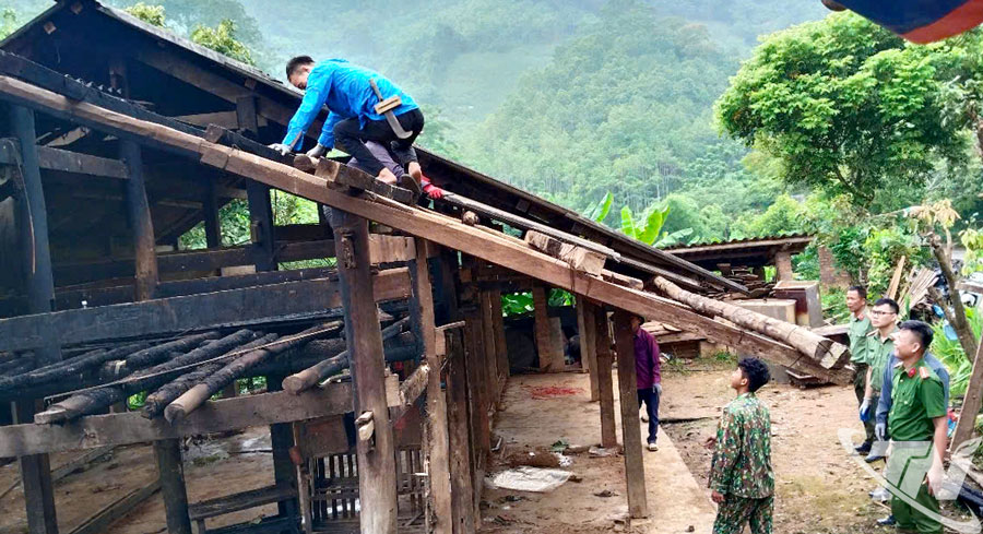 Các lực lượng chung tay hỗ trợ người dân xã Phúc Lộc tháo dỡ nhà tạm.