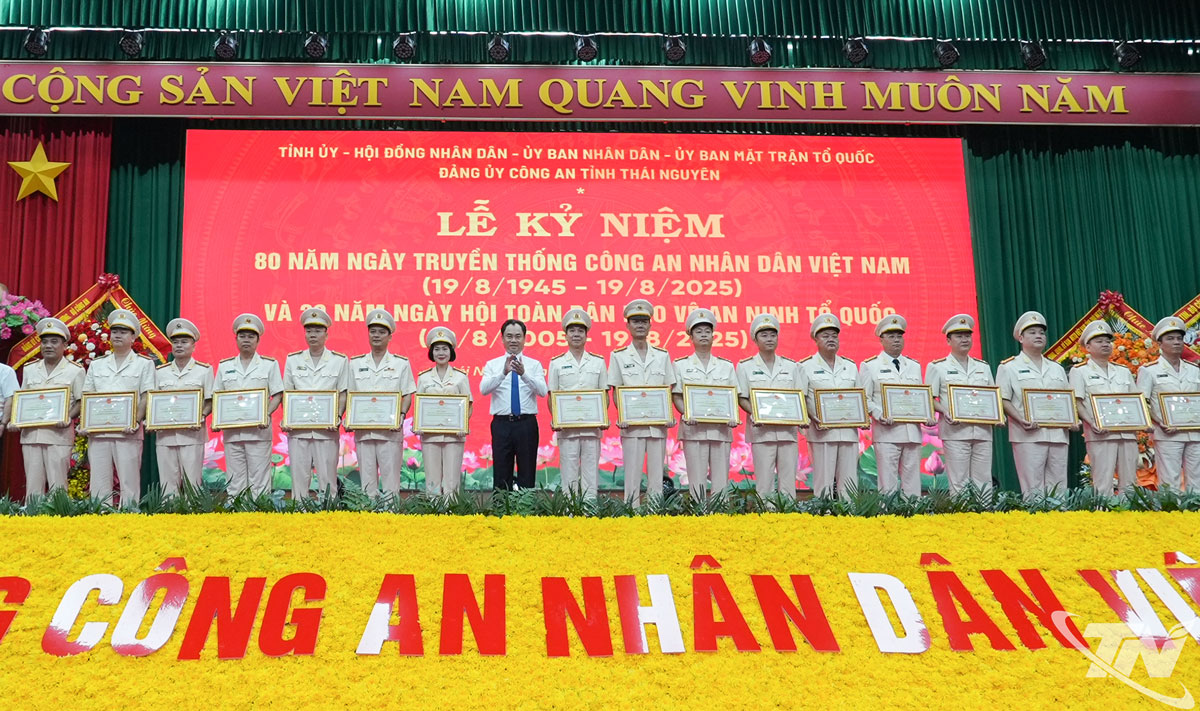 Đồng chí Bí thư Tỉnh ủy Trịnh Việt Hùng trao Bằng khen của UBND tỉnh cho đại diện các tập thể có thành tích xuất sắc giai đoạn 2020-2025.