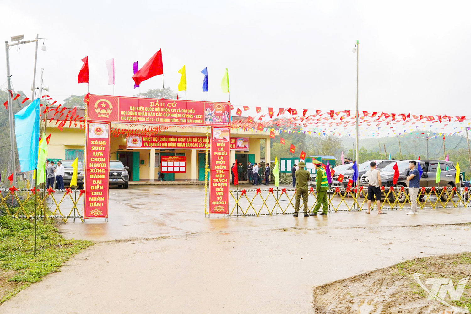 Công tác trang trí khánh tiết được chuẩn bị chu đáo nhằm tạo không khí phấn khởi cho Ngày bầu cử.