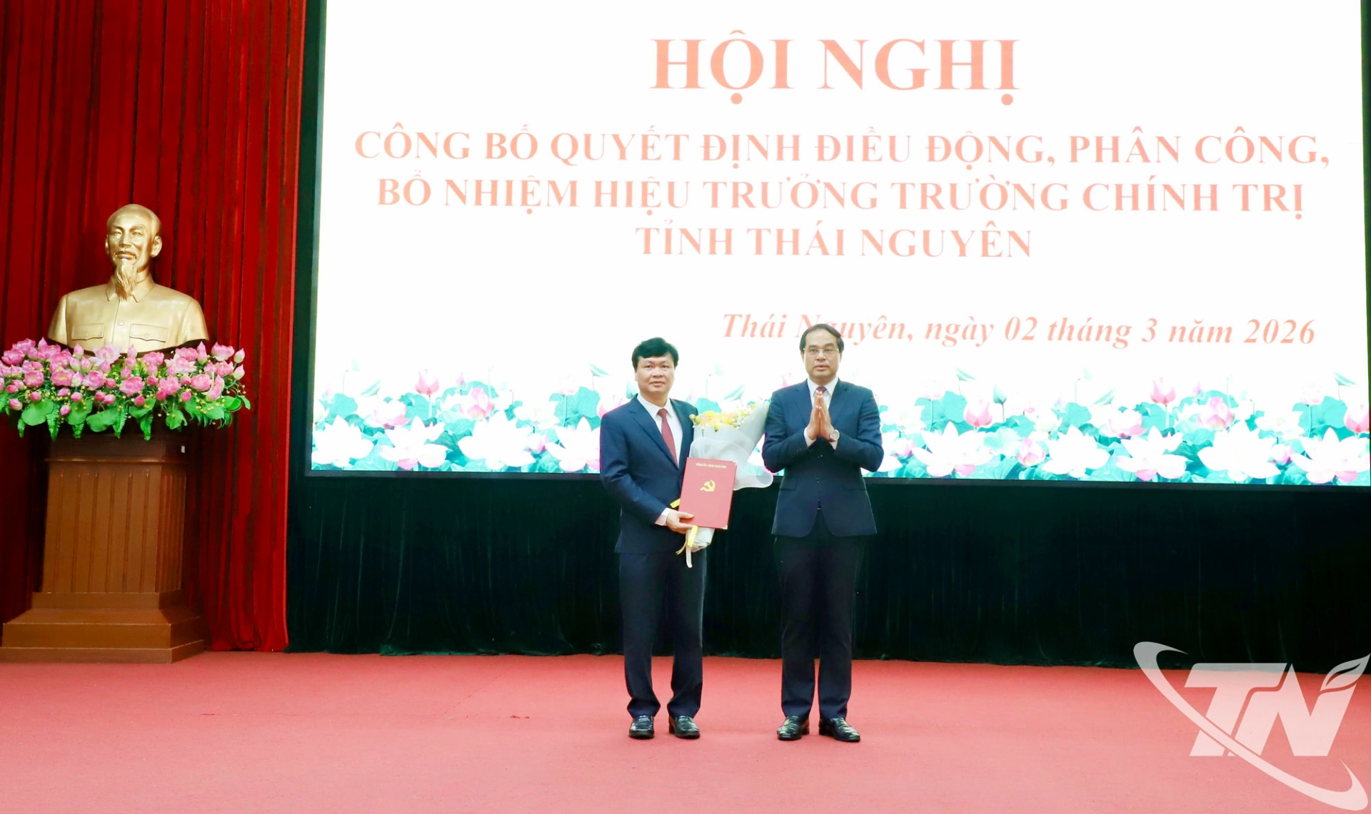 Đồng chí Bí thư Tỉnh ủy Trịnh Xuân Trường trao quyết định và chúc mừng tân Hiệu trưởng Trường Chính trị tỉnh.