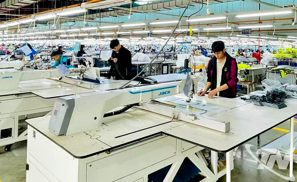 Sản xuất hàng may mặc xuất khẩu tại Cụm công nghiệp Sơn Cẩm 1 (phường Quan Triều).