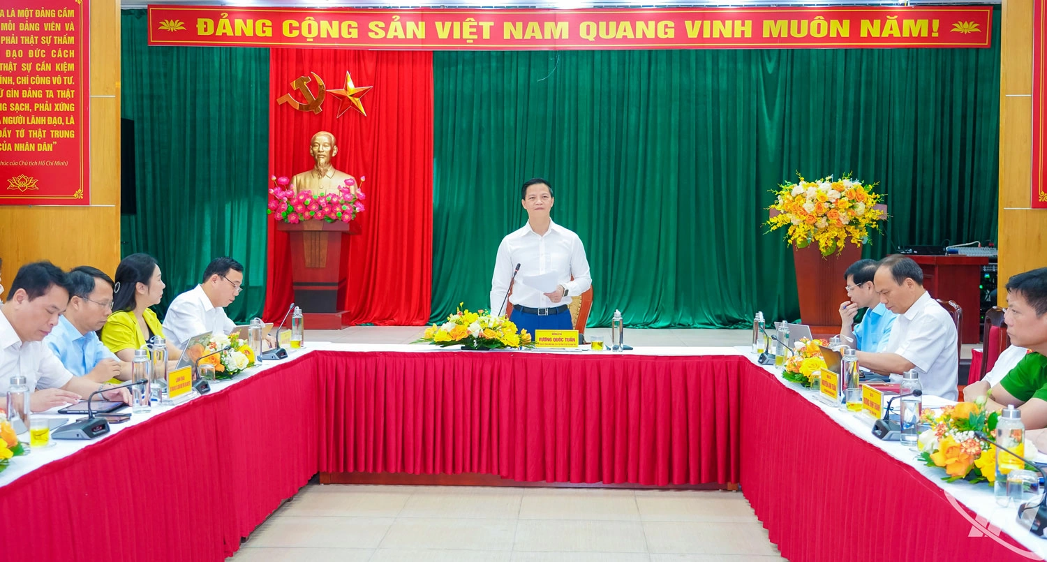 Đồng chí Vương Quốc Tuấn chủ trì buổi làm việc.