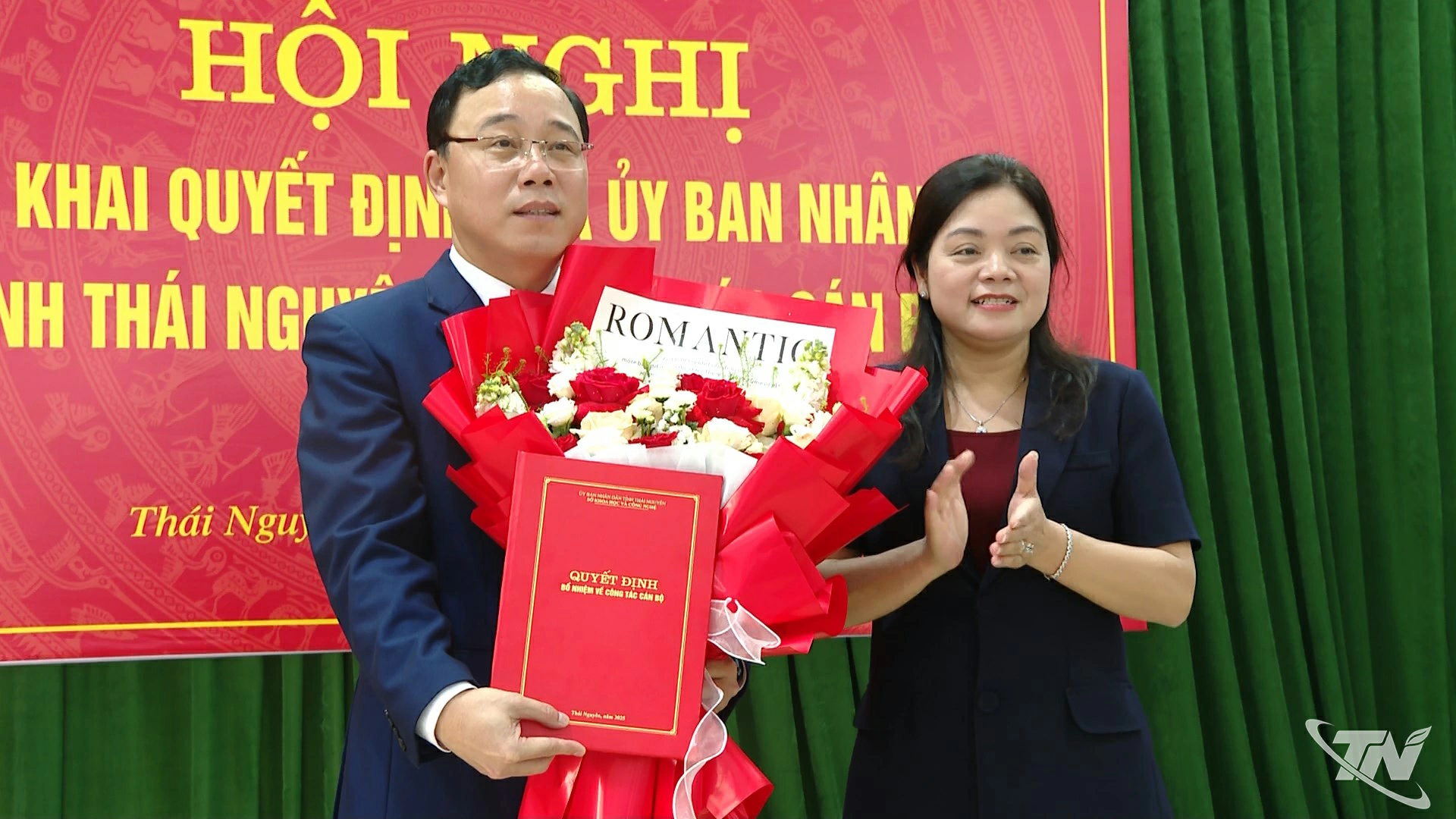   Đồng chí Phó Chủ tịch UBND tỉnh Nguyễn Thị Loan trao Quyết định bổ nhiệm Giám đốc Sở Khoa học và Công nghệ.  