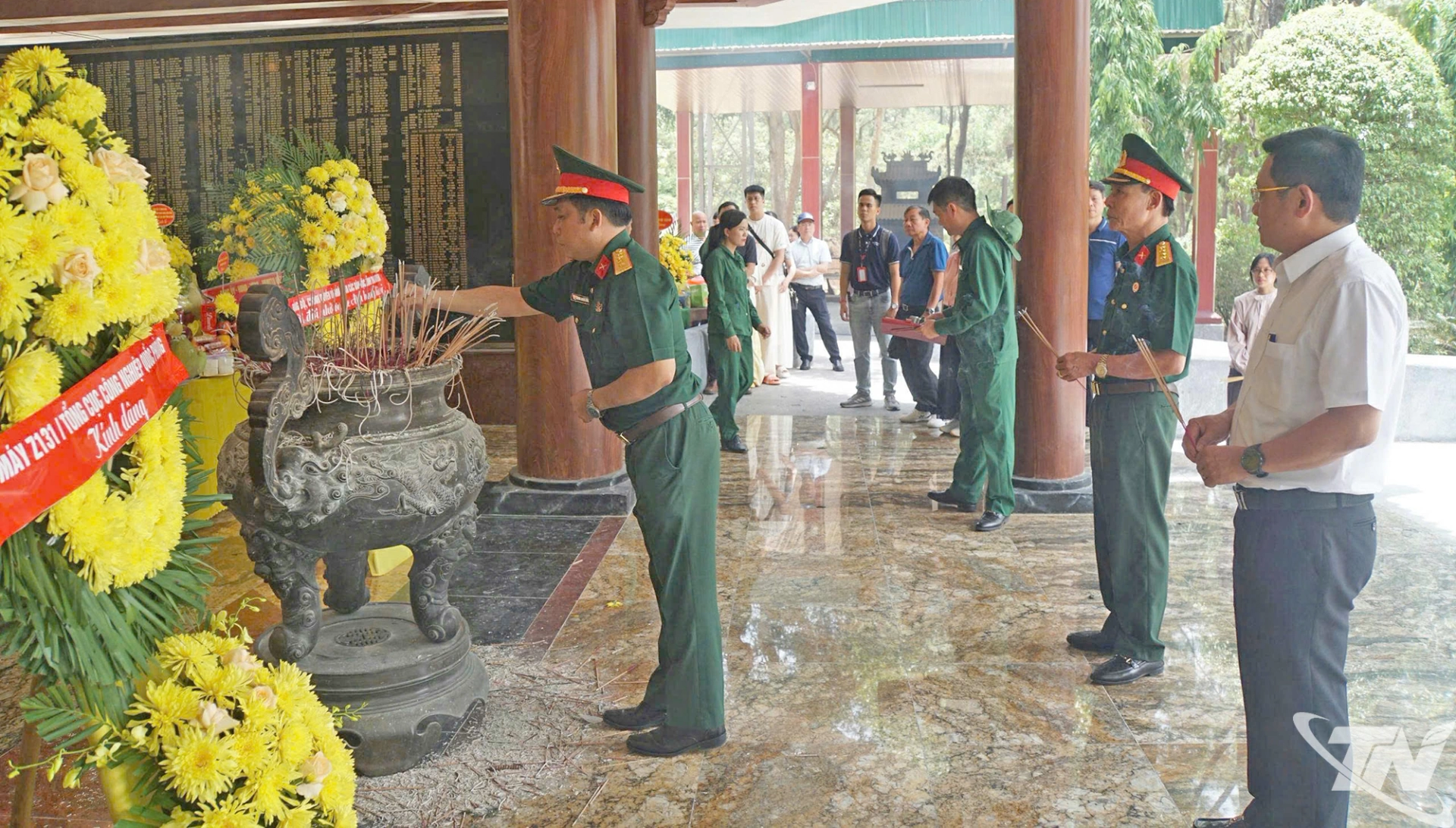 Các đại biểu dâng hương tưởng nhớ các Anh hùng liệt sĩ.