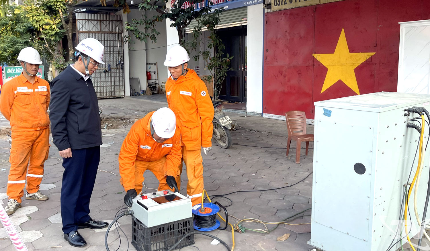 Ng&agrave;nh Điện tập trung khắc phục c&aacute;c điểm tiềm ẩn nguy cơ sự cố, bảo đảm nguồn điện ổn định phục vụ nh&acirc;n d&acirc;n dịp Tết Nguy&ecirc;n đ&aacute;n