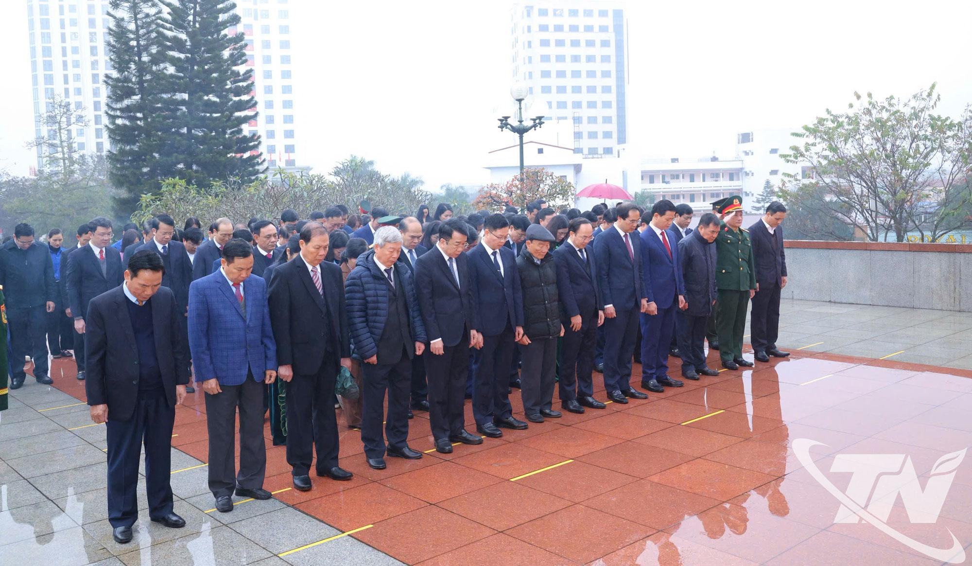 Đoàn đại biểu tỉnh Thái Nguyên tưởng niệm tri ân công lao to lớn của các Anh hùng Liệt sĩ.