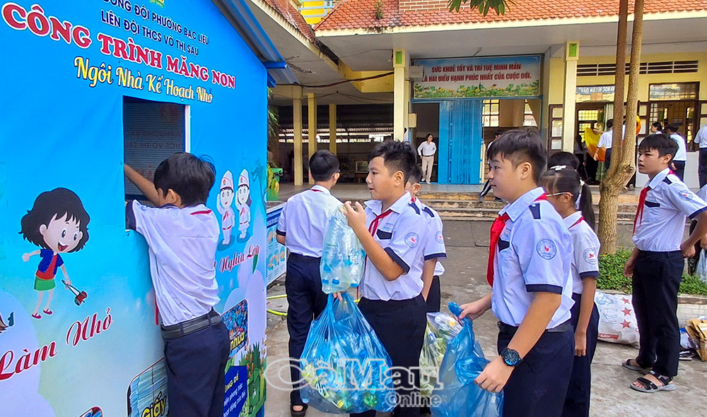 Học sinh Trường THCS V&otilde; Thị S&aacute;u t&iacute;ch cực tham gia m&ocirc; h&igrave;nh &ldquo;Ng&ocirc;i nh&agrave; xanh&rdquo;.