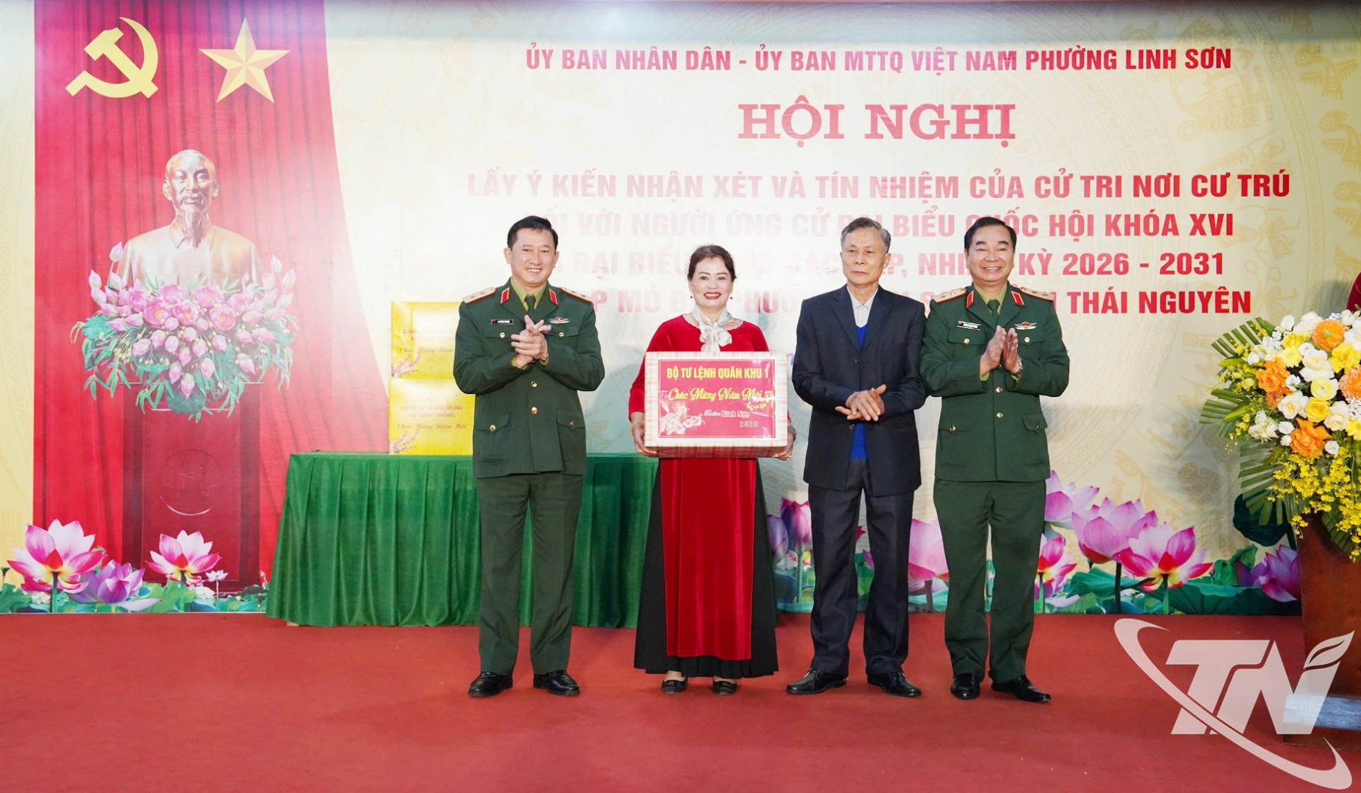 Lãnh đạo Quân khu 1 tặng quà Tết cho tổ dân phố Mỏ Đá, phường Linh Sơn.