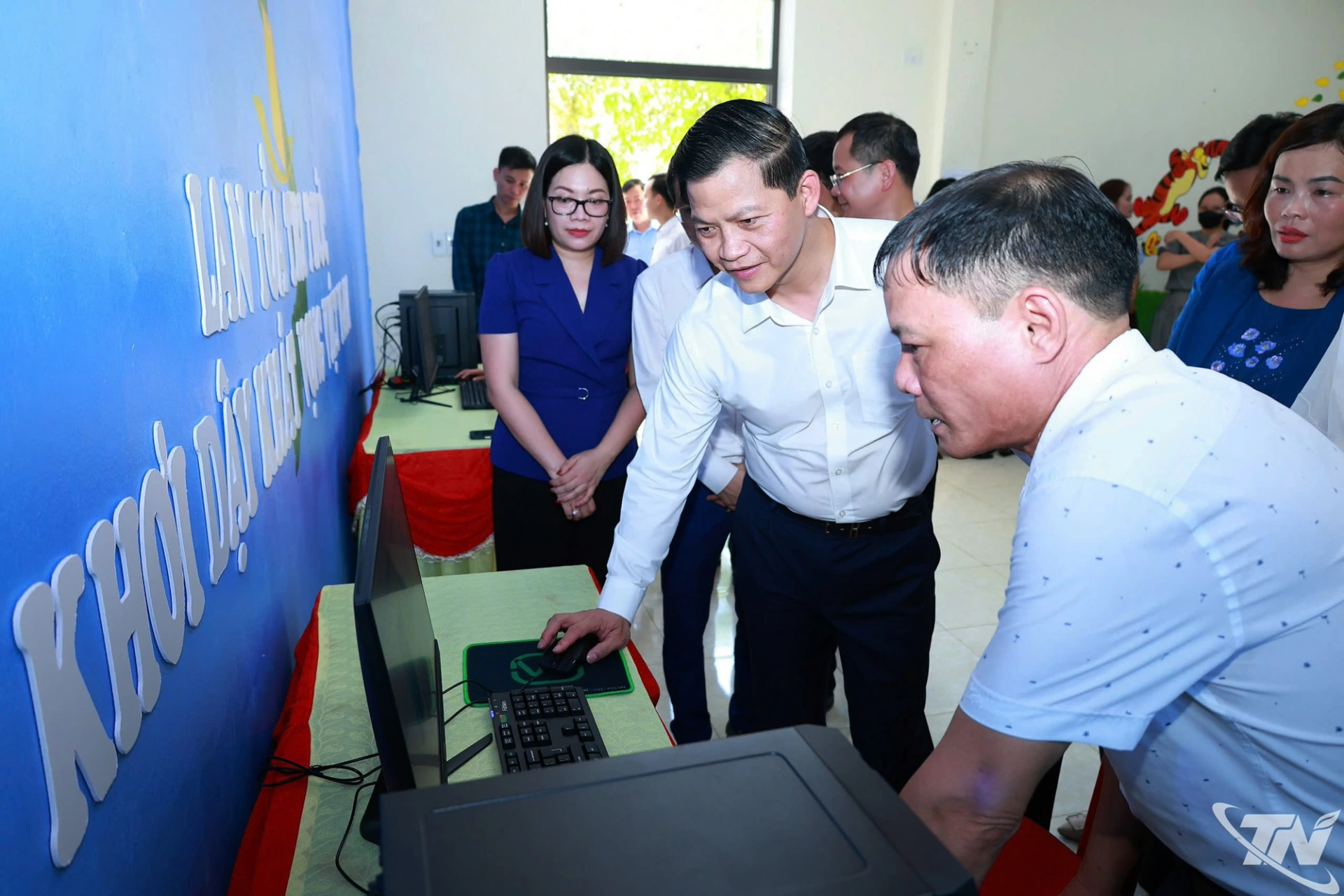 Điểm Thư viện xã Đồng Hỷ có đầy đủ các đầu sách và máy vi tính phục vụ nhu cầu đọc của người dân.