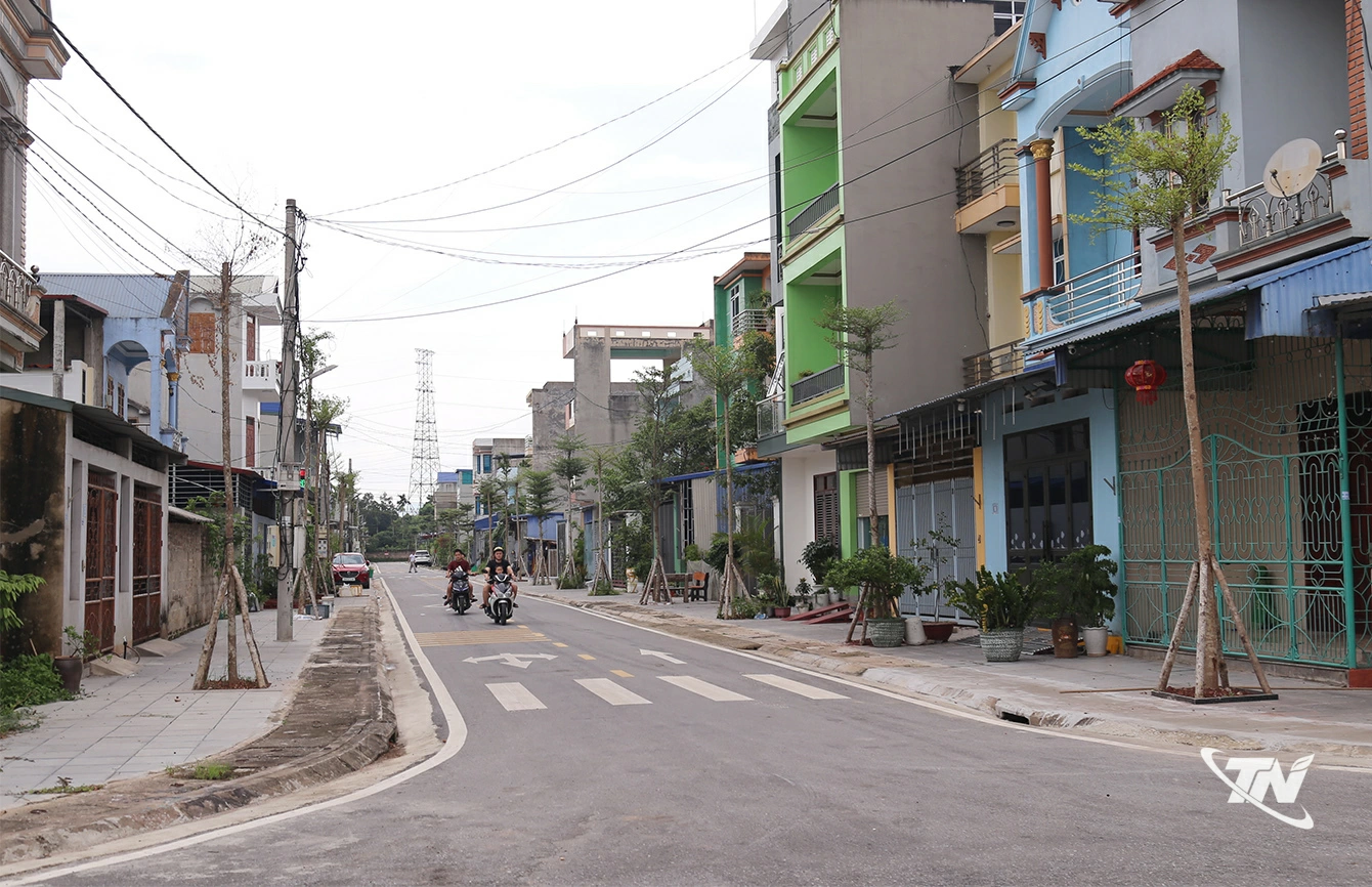 Các trục đường khu dân cư Bình Minh được trải nhựa từ nguồn vốn đầu tư công   đã làm thay đổi hoàn toàn diện mạo đô thị.