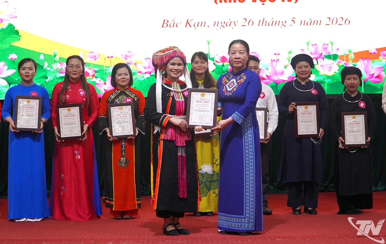 Ban Tổ chức trao giải Nhất cho thí sinh Nguyễn Thị Vân, xã Bằng Thành.