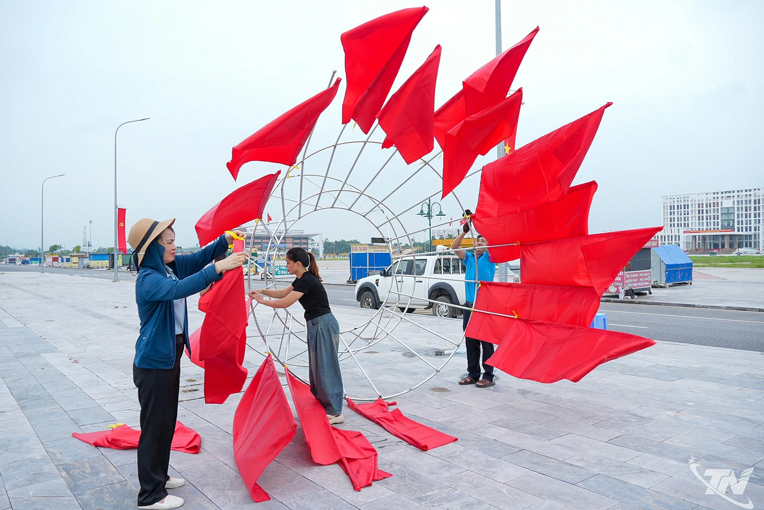 Là điểm nhấn về diện mạo đô thị, Quảng trường Vạn Xuân luôn được chính quyền phường quan tâm trang trí trang trọng, góp phần lan tỏa không khí phấn khởi trong nhân dân.