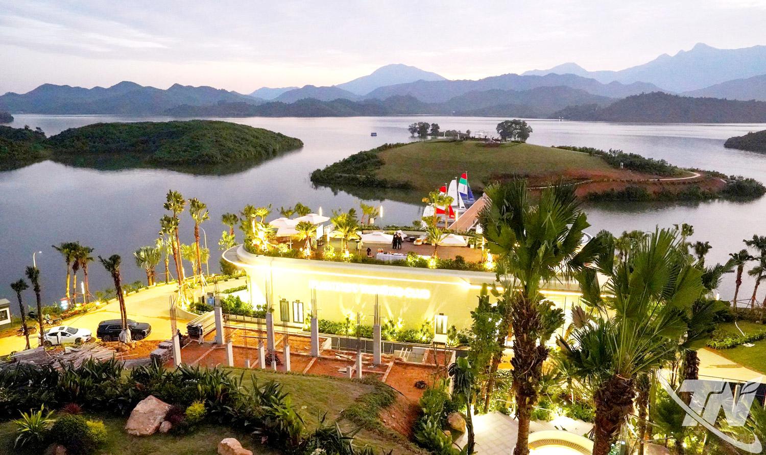 Dự án Khu du lịch nghỉ dưỡng quốc tế 5 sao Flamingo Maison 108 Ho Nui Coc đang được triển khai khẩn trương thực hiện (vượt tiến độ hơn 1 năm) nhằm cụ thể hóa mục tiêu Nghị quyết Đại hội Đảng bộ xã Đại Phúc phấn đấu trở thành trung tâm du lịch của tỉnh Thái Nguyên, từng bước vươn tầm khu vực trung du và miền núi phía Bắc, hướng tới tiêu chuẩn quốc tế.