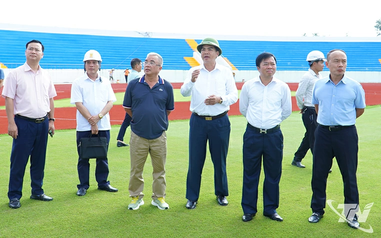 Đoàn công tác kiểm tra tiến độ và chất lượng công trình.