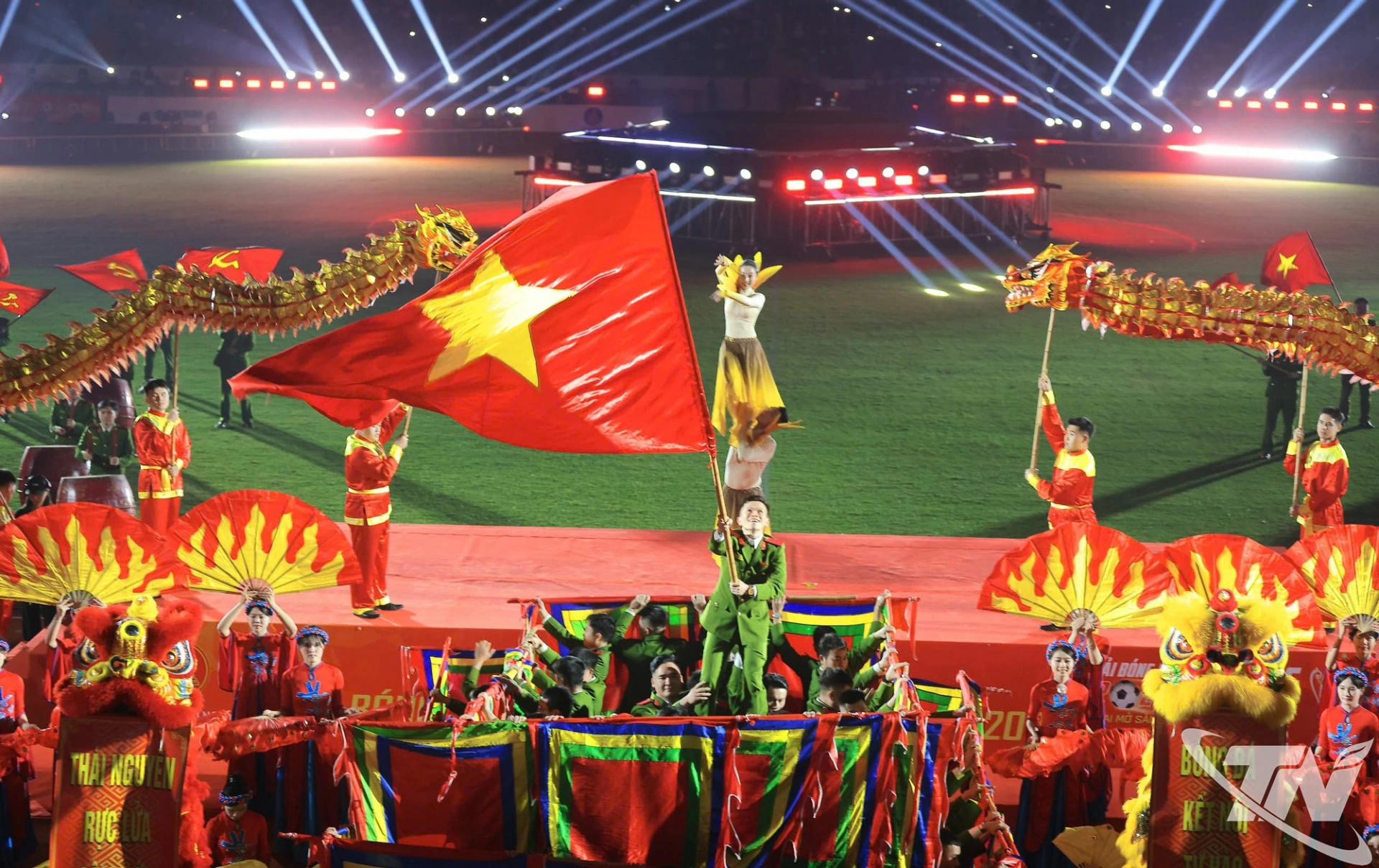 M&agrave;n đồng diễn nghệ thuật.