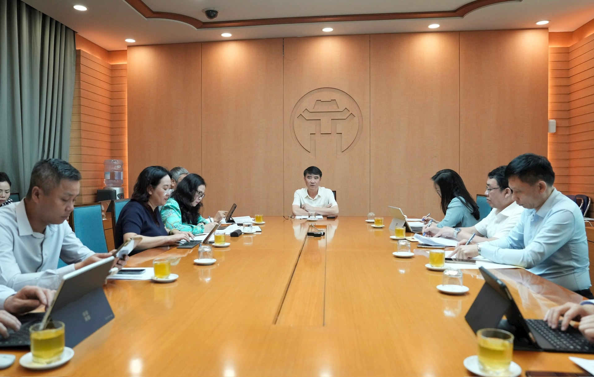 Phó Chủ tịch UBND thành phố Hà Nội Nguyễn Xuân Lưu chủ trì cuộc họp về việc thông tin, truyền thông dự thảo Luật Thủ đô (sửa đổi). Ảnh: Hồng Thái