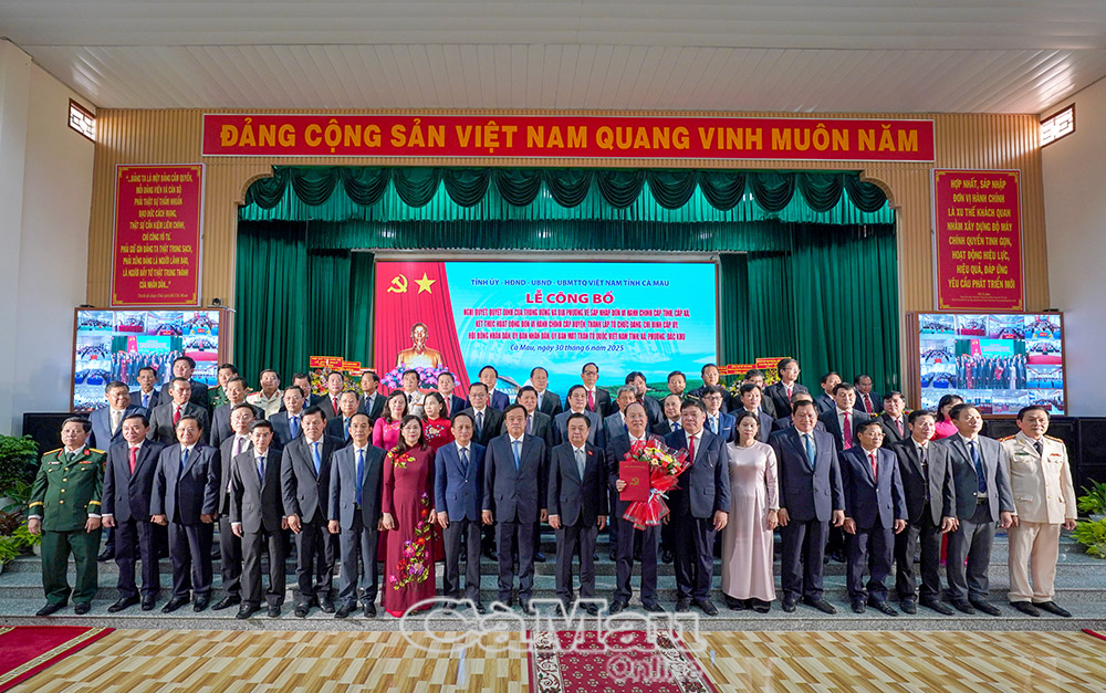Ph&oacute; Chủ tịch Quốc hội L&ecirc; Minh Hoan trao Quyết định v&agrave; tặng hoa ch&uacute;c mừng c&aacute;c đồng ch&iacute; Ban Chấp h&agrave;nh Đảng bộ tỉnh C&agrave; Mau tại Lễ c&ocirc;ng bố c&aacute;c Nghị quyết, Quyết định của Trung ương v&agrave; địa phương sau sắp xếp đơn vị h&agrave;nh ch&iacute;nh cấp tỉnh, cấp x&atilde;, kết th&uacute;c hoạt động đơn vị h&agrave;nh ch&iacute;nh cấp huyện, th&agrave;nh lập tổ chức đảng, chỉ định cấp uỷ, HĐND, UBND, Uỷ ban MTTQ Việt Nam tỉnh C&agrave; Mau v&agrave; 64 x&atilde;, phường sau khi hợp nhất với tỉnh Bạc Li&ecirc;u th&agrave;nh tỉnh C&agrave; Mau.