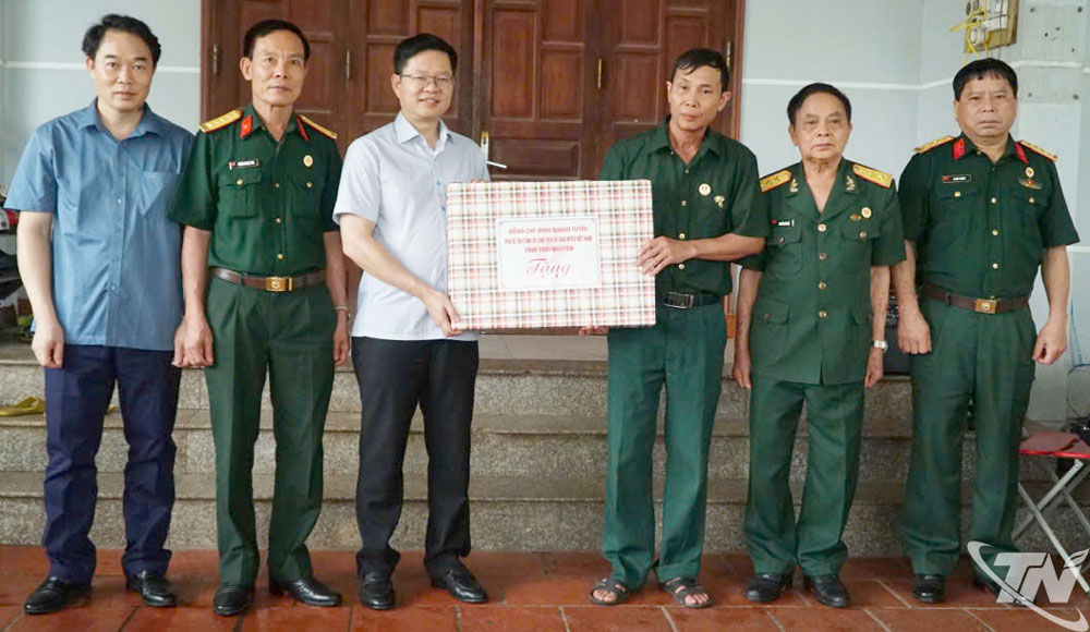 Đoàn công tác của tỉnh tặng quà hội viên cựu chiến binh Đào Văn Hiểu ở Xóm Dẫy, xã Tân Khánh.