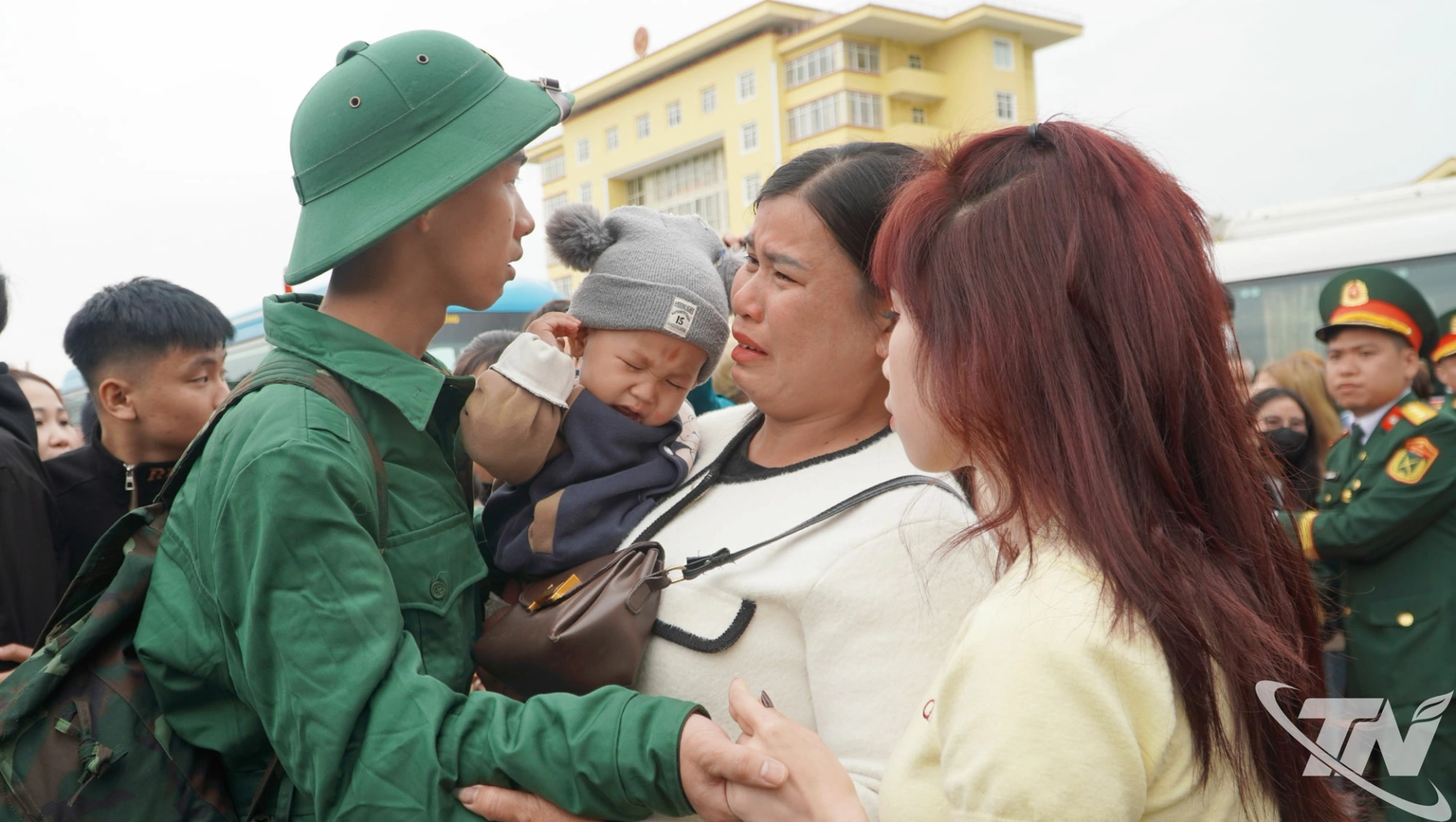 Người thân lưu luyến tiễn tân binh lên đường làm nhiệm vụ.