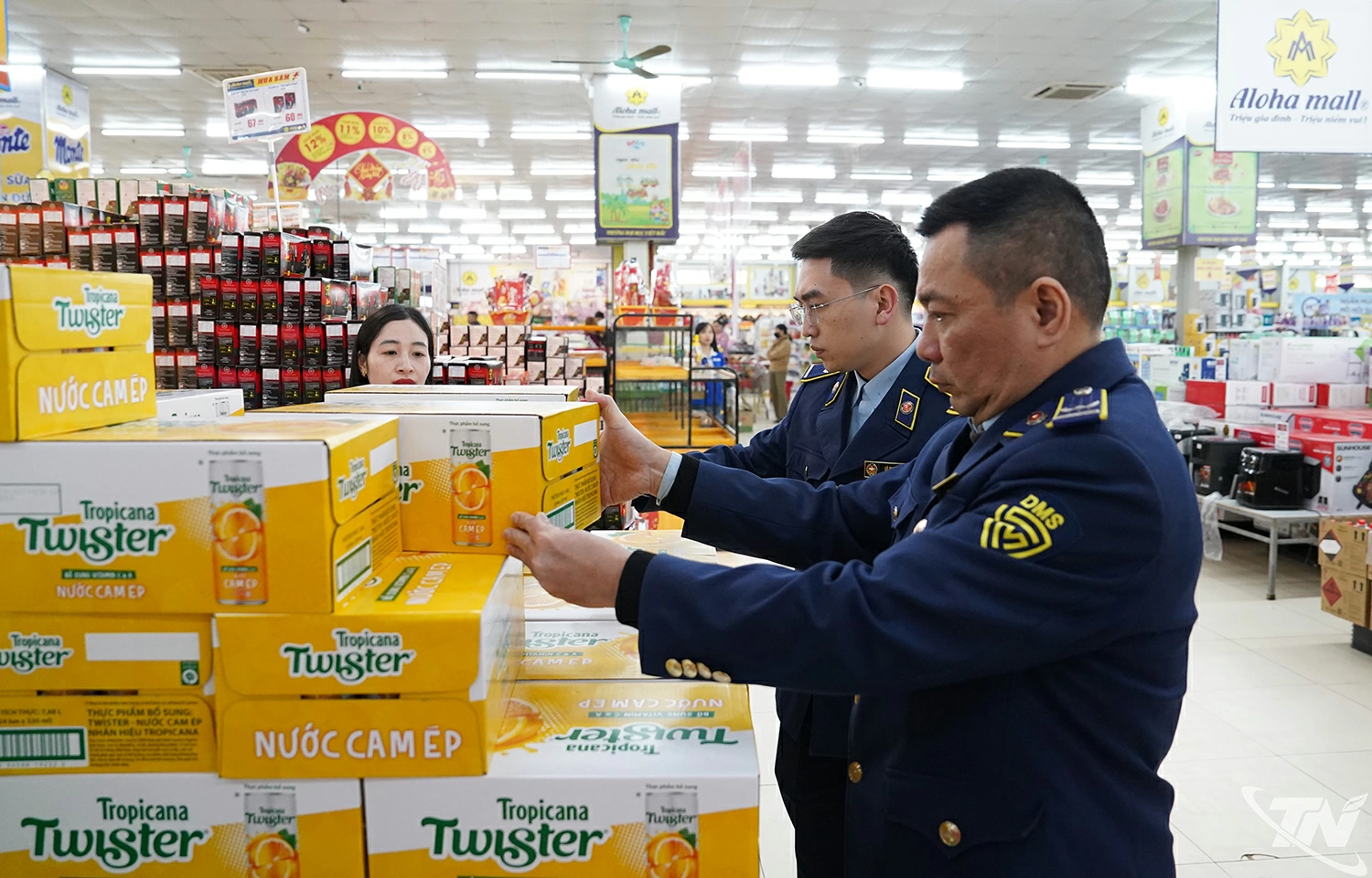 Cùng với sự sôi động của thị trường, các lực lượng chức năng tăng cường kiểm tra, kiểm soát giá cả và chất lượng hàng hóa, góp phần giữ ổn định thị trường trong dịp Tết.