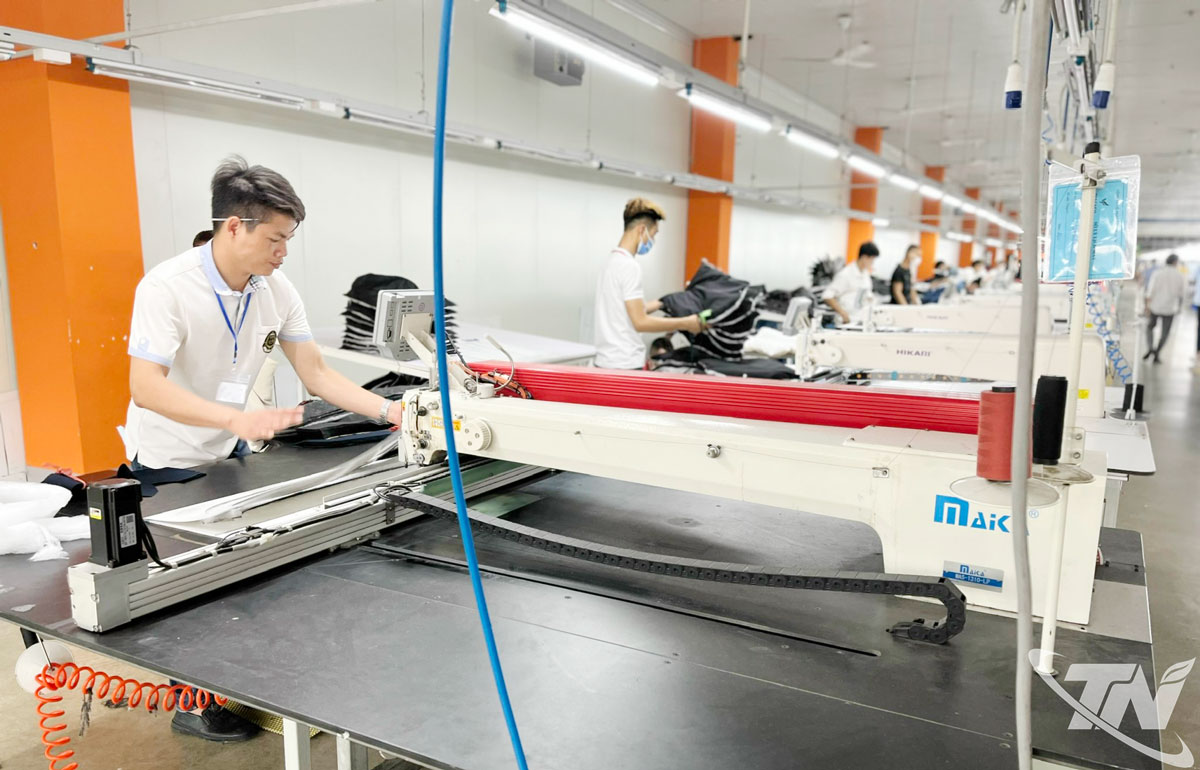 Trong nhiệm kỳ mới, xã Phú Thịnh tập trung phát triển tiểu thủ công nghiệp, thương mại - dịch vụ, gắn liền với chuyển đổi số trong sản xuất và đời sống. Trong ảnh: Dây chuyền sản xuất tại Công ty CP Đầu tư Quốc tế THAGACO, xã Phú Thịnh.