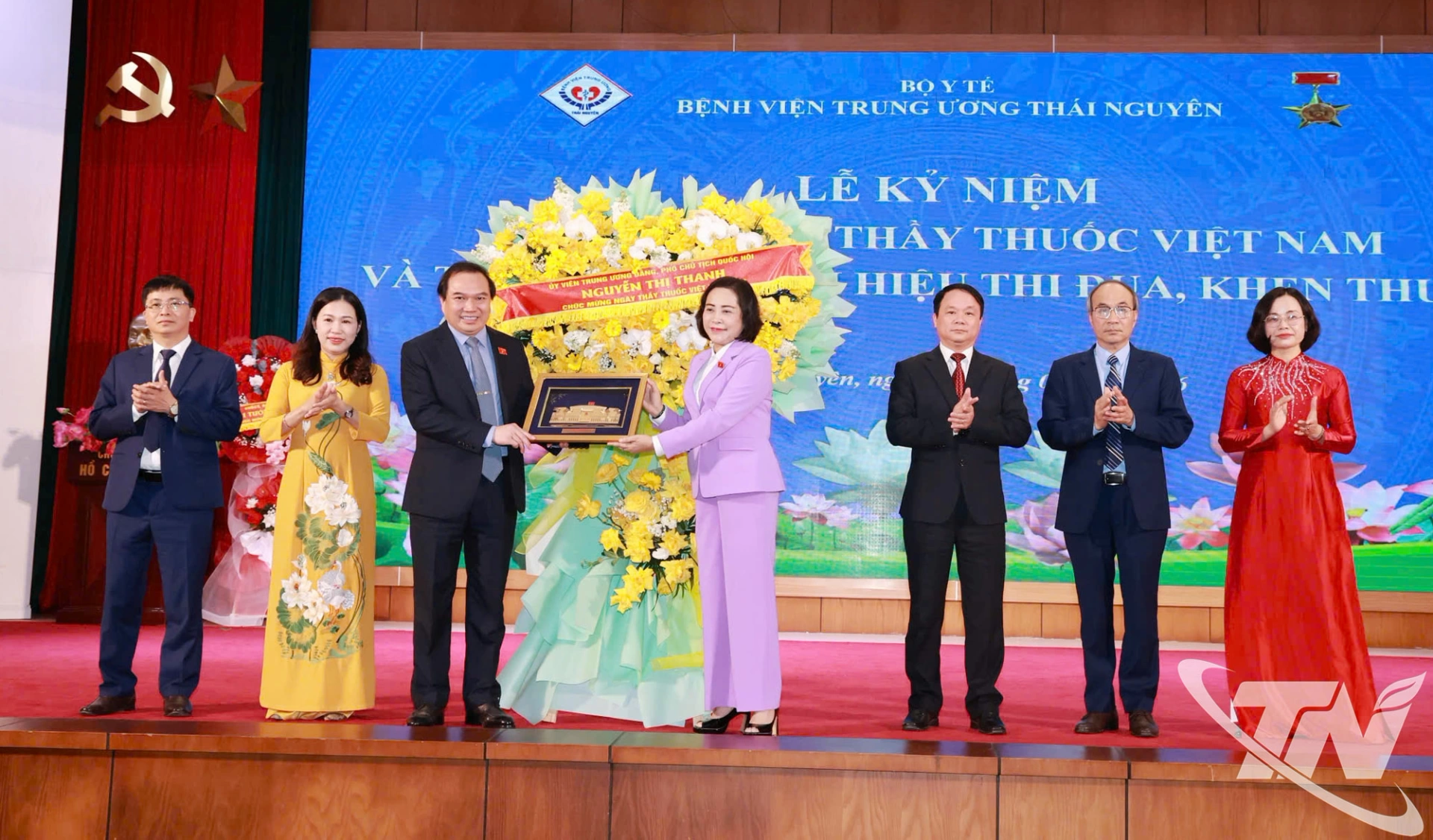 Phó Chủ tịch Quốc hội Nguyễn Thị Thanh và các đồng chí lãnh đạo chúc mừng tập thể Bệnh viện Trung ương Thái Nguyên.