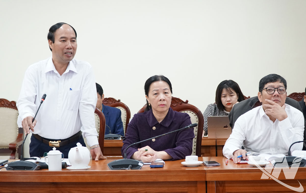 Đại diện Sở Văn hóa, Thể thao và Du lịch phát biểu tại cuộc họp.