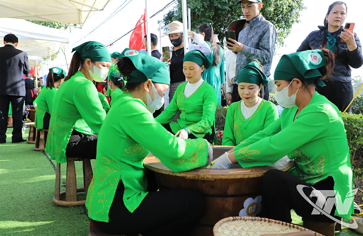 Các đội thi thể hiện phần thi chế biến chè (sao chè)