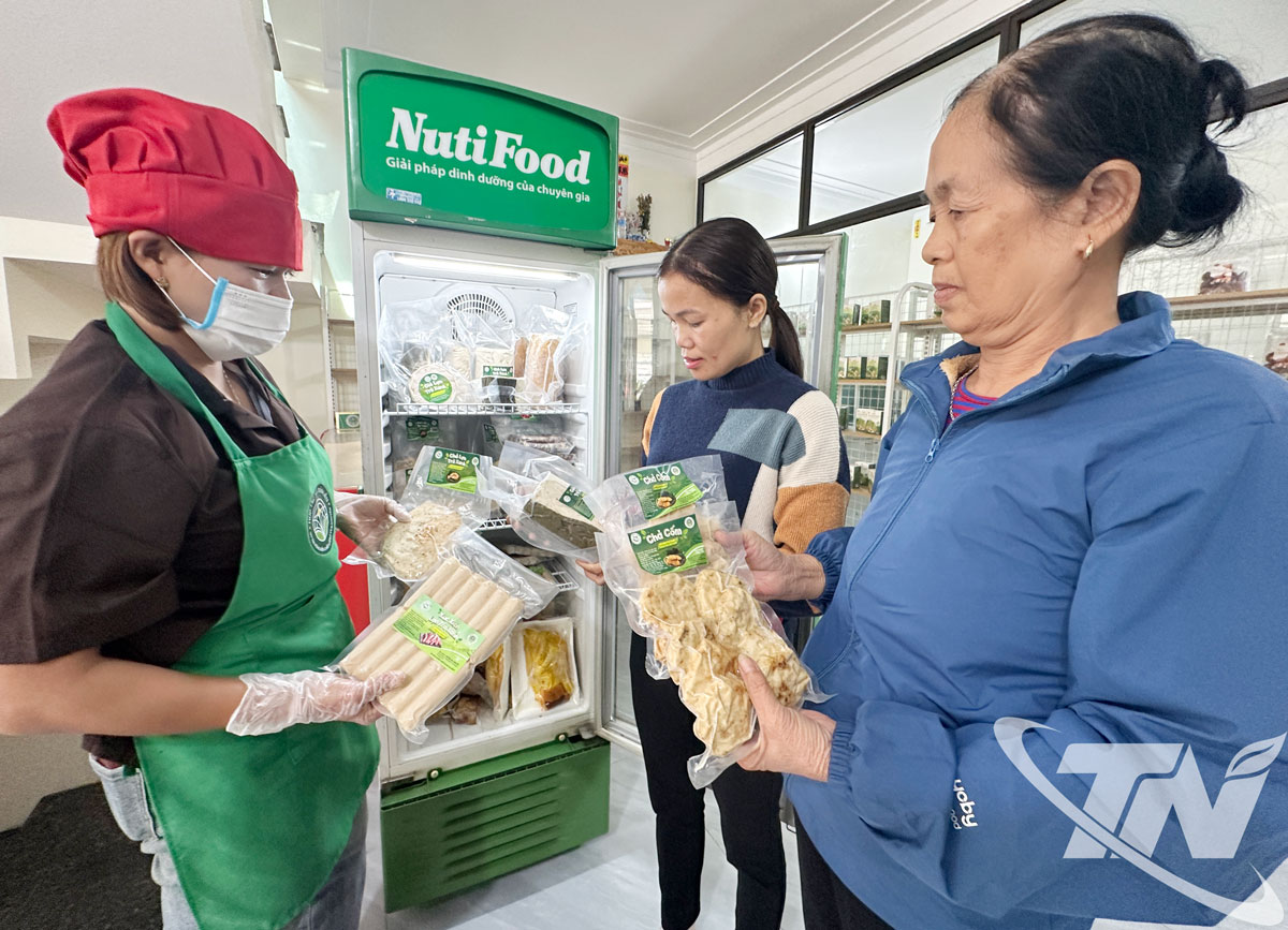 Ngoài cung cấp thịt lợn, Hợp tác xã Toàn Liễu, xã Tân Cương còn chế biến ra các sản phẩm giò, chả, xúc xích, lạp sườn... được người tiêu dùng tin tưởng lựa chọn.