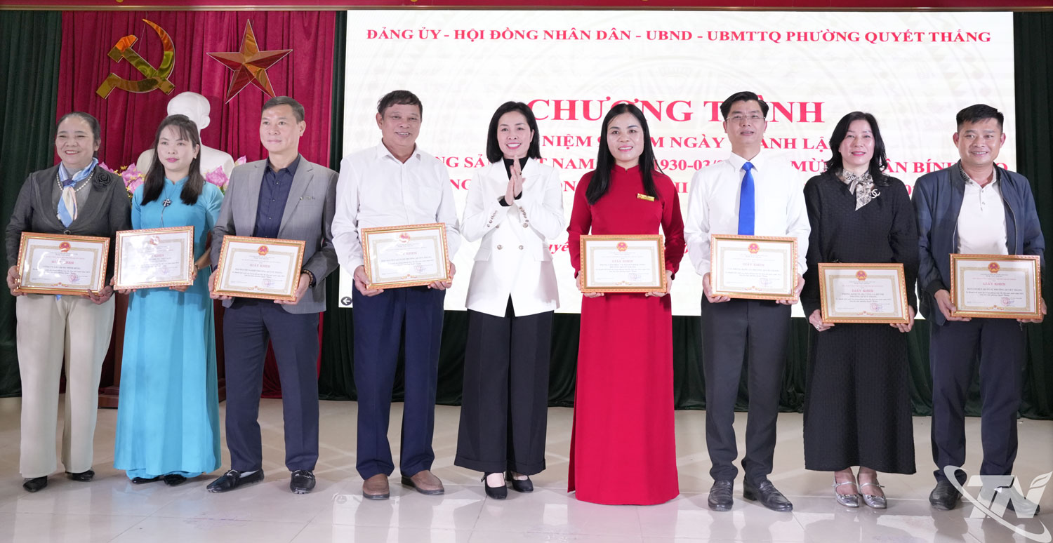 Lãnh đạo phường Quyết Thắng trao giấy khen của UBND phường cho các tập thể, cá nhân có thành tích xuất sắc trong phong trào thi đua yêu nước của phường.