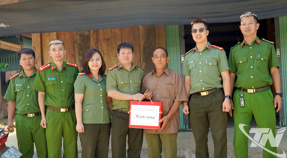 Thăm và tặng quà gia lực lượng bảo vệ an ninh trật tự ở cơ sở