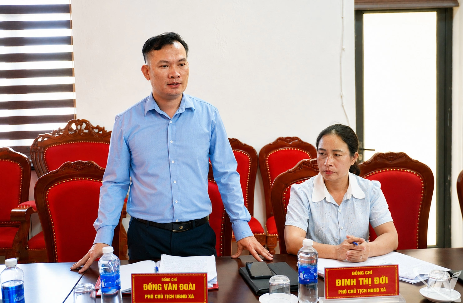 Lãnh đạo xã Bằng Vân báo cáo về công tác quản lý đất đai trên địa bàn.
