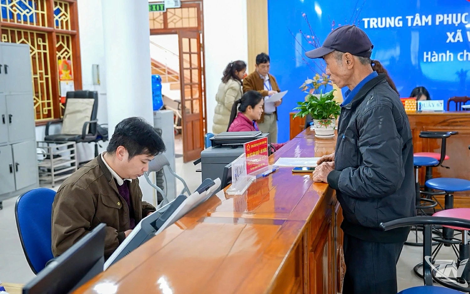 Người dân thực hiện thủ tục hành chính về đất đai tại Trung tâm Phục vụ hành chính công xã Võ Nhai.