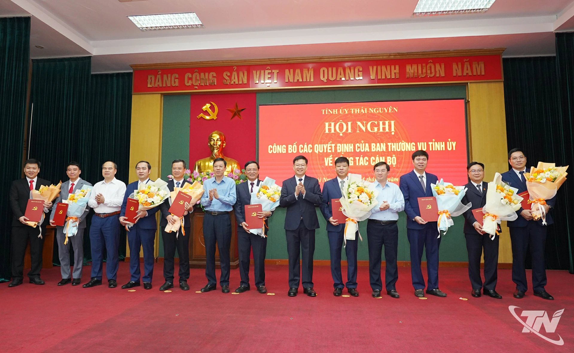 Các đồng chí lãnh đạo tỉnh, lãnh đạo các Ban của Tỉnh ủy, Văn phòng Tỉnh ủy tặng hoa, chúc mừng các cán bộ nhận nhiệm vụ mới.