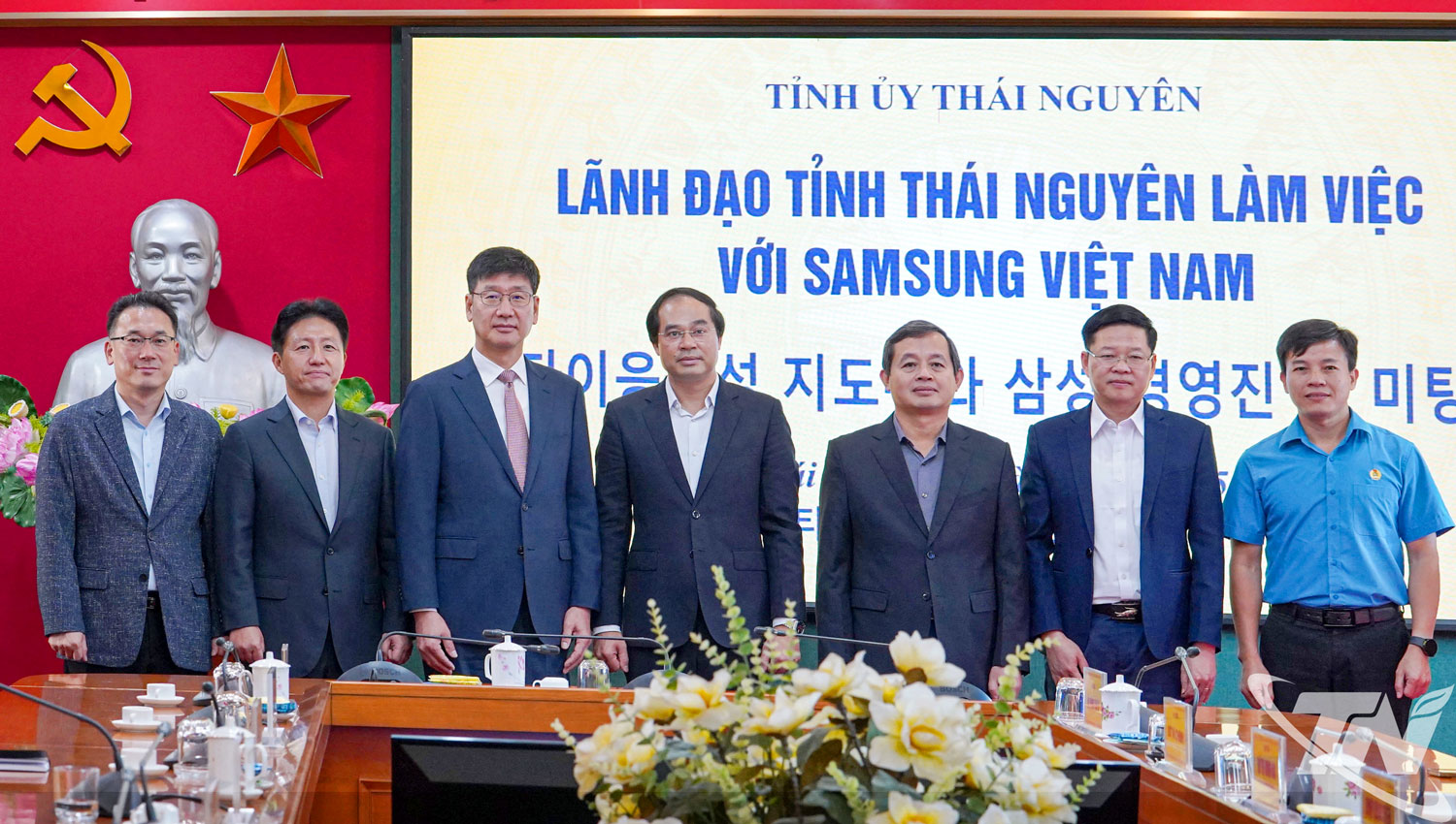 Các đồng chí lãnh đạo tỉnh Thái Nguyên và lãnh đạo Samsung Việt Nam chụp ảnh lưu niệm sau buổi làm việc.