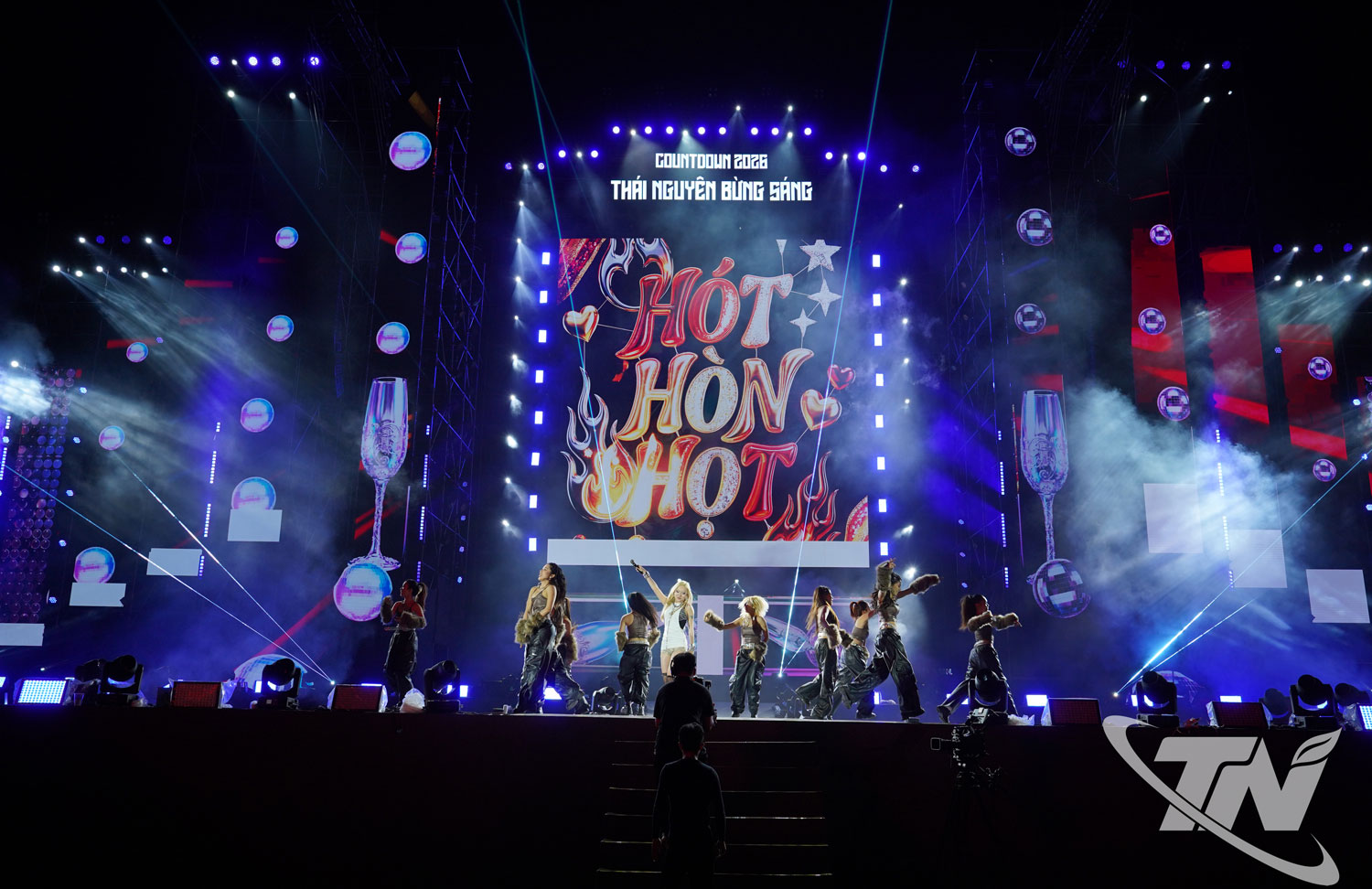 Chương tr&igrave;nh Countdown ch&agrave;o năm mới 2026 được tổ chức ho&agrave;nh tr&aacute;ng tại Quảng trường V&otilde; Nguy&ecirc;n Gi&aacute;p.