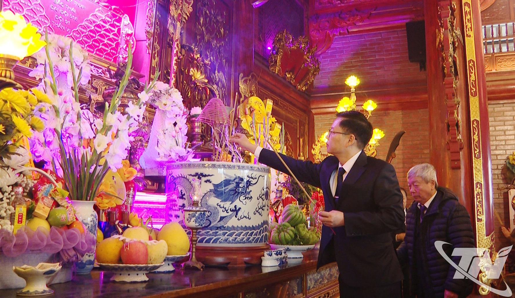 Đồng chí Đinh Quang Tuyên dâng hương tưởng niệm các liệt sĩ Thanh niên xung phong.